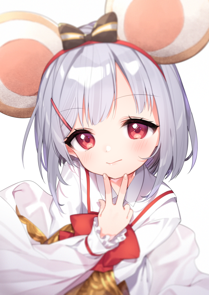 1girl animal_ears bangs black_bow blush bow closed_mouth collared_shirt commentary_request eyebrows_visible_through_hair fingernails frilled_sleeves frills granblue_fantasy hair_bow hair_ornament hairband hairclip hand_up long_sleeves looking_at_viewer mouse_ears red_bow red_eyes red_hairband shirt silver_hair simple_background sleeves_past_wrists solo striped striped_bow tousaki_shiina upper_body v vikala_(granblue_fantasy) white_background white_shirt