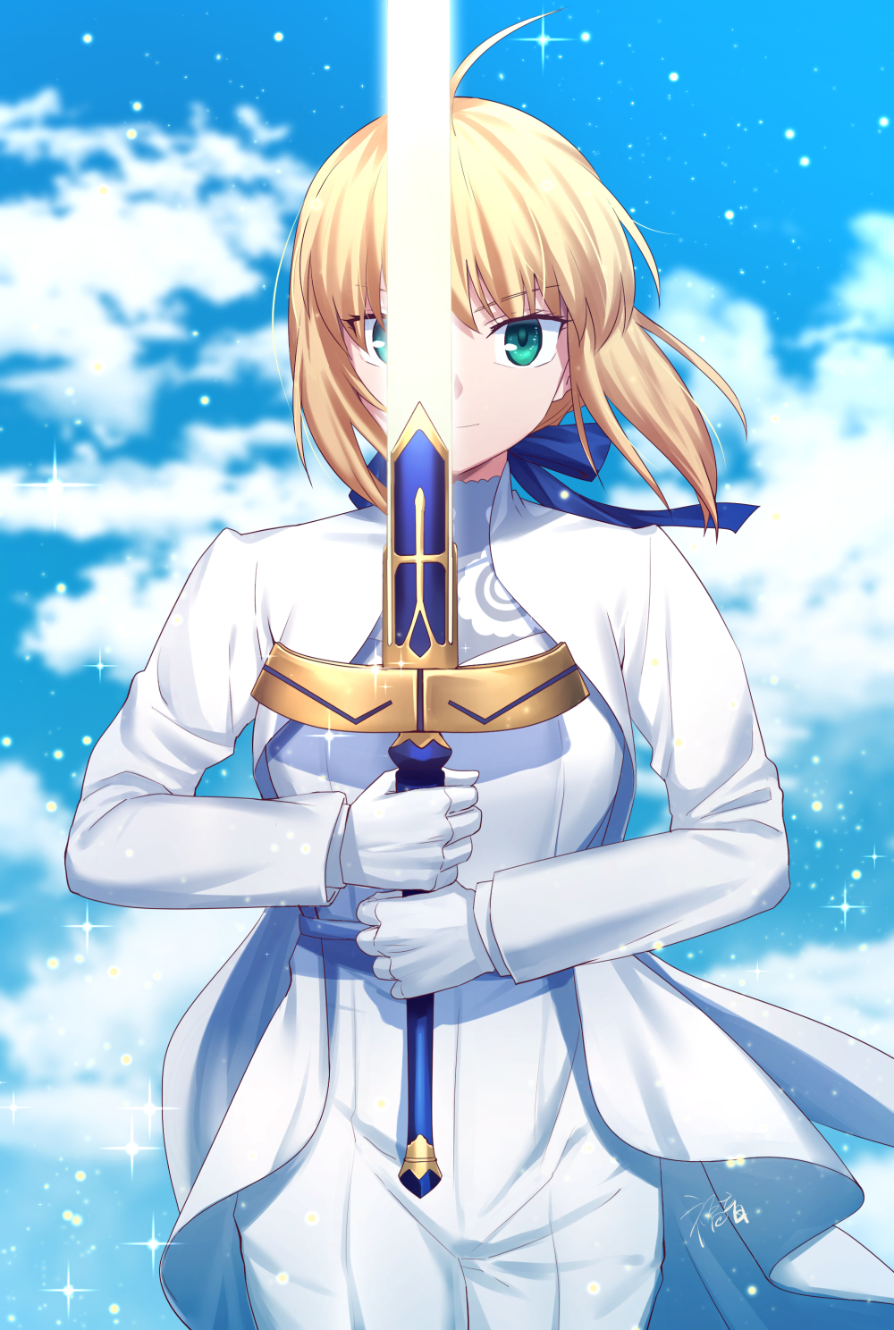&gt;:) 1girl ahoge artoria_pendragon_(all) bangs blonde_hair blue_bow blue_sky blurry blurry_background bow closed_mouth clouds commentary cowboy_shot day depth_of_field excalibur eyebrows_visible_through_hair fate/stay_night fate_(series) gloves glowing glowing_sword glowing_weapon gogatsu_fukuin green_eyes hair_bow highres holding holding_sword holding_weapon jacket long_sleeves looking_at_viewer outdoors pants saber shirt short_hair sidelocks sky smile solo sword two-handed v-shaped_eyebrows weapon white_gloves white_jacket white_pants white_shirt