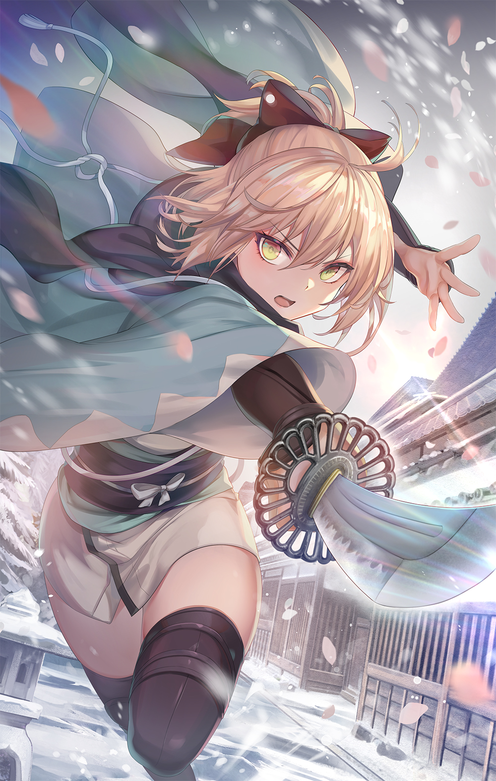 1girl ahoge architecture armor bangs black_bow black_legwear blonde_hair bow cherry_blossoms commentary_request east_asian_architecture falling_petals fate/grand_order fate_(series) fighting_stance hair_bow haori highres holding holding_sword holding_weapon japanese_armor japanese_clothes katana kimono koha-ace kote looking_at_viewer okita_souji_(fate) okita_souji_(fate)_(all) open_mouth serious short_hair short_kimono sidelocks snow snowing solo standing standing_on_one_leg suneate sword thigh-highs torino_akua weapon yellow_eyes