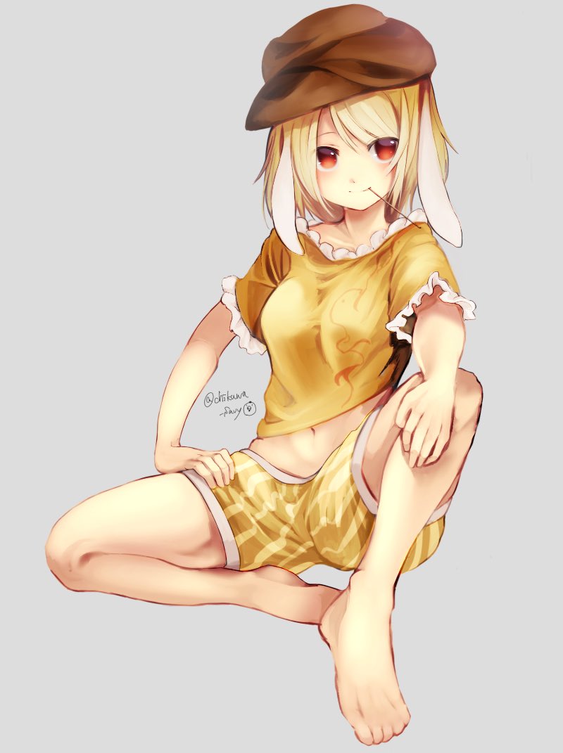 1girl animal_ears artist_name bangs bare_legs barefoot blonde_hair blush breasts brown_headwear cabbie_hat chikuwa_savi commentary_request grey_background hat knee_up looking_at_viewer medium_breasts midriff mouth_hold navel rabbit_ears red_eyes ringo_(touhou) shirt short_hair short_shorts short_sleeves shorts simple_background sitting smile solo thighs touhou twitter_username yellow_shirt yellow_shorts
