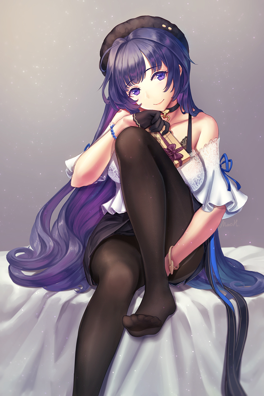 1girl bare_shoulders black_choker black_gloves black_legwear blue_ribbon box bracelet choker commentary_request gift gift_box gloves hat highres holding holding_gift honkai_(series) honkai_impact_3rd jewelry leg_up long_hair looking_at_viewer miniskirt on_bed pantyhose purple_hair raiden_mei ribbon sitting sitting_on_bed skirt smile solo toes ulquiorra0 valentine very_long_hair violet_eyes