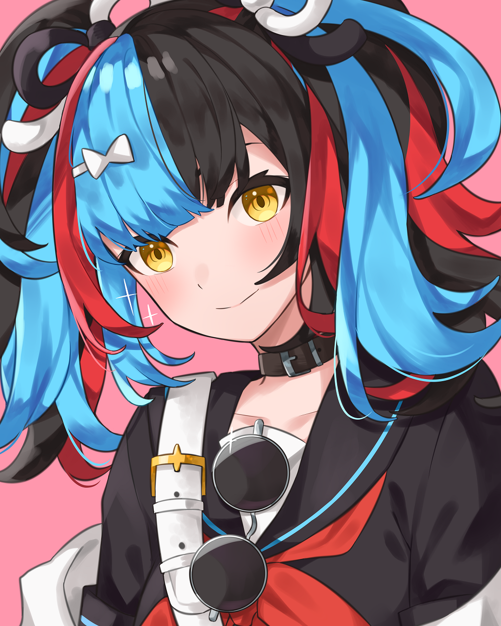 1girl bangs black_hair black_shirt blue_hair blush collarbone commentary_request fate/grand_order fate_(series) hair_ornament hairclip highres jacket long_hair looking_at_viewer multicolored_hair redhead sailor_collar sei_shounagon_(fate) shirt smile solo twintails white_jacket yellow_eyes younomiti