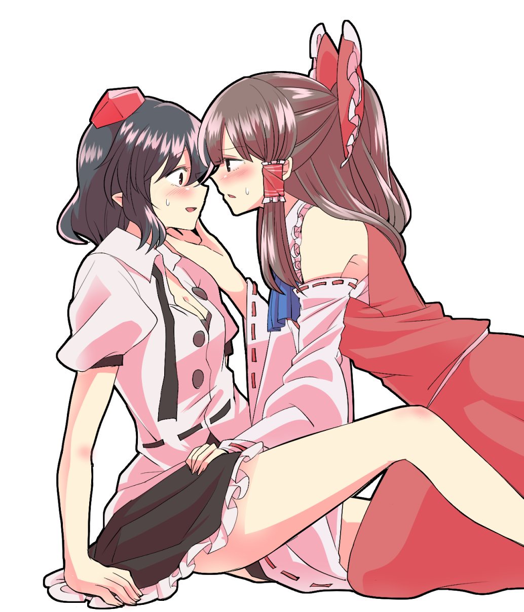 2girls bare_shoulders black_hair blush bow brown_hair commentary_request detached_sleeves from_side hair_bow hair_tubes hakurei_reimu hat highres long_hair mana_(tsurubeji) medium_hair multiple_girls open_mouth pointy_ears puffy_short_sleeves puffy_sleeves red_bow red_headwear shameimaru_aya short_sleeves sitting sweat tokin_hat touhou white_background yuri