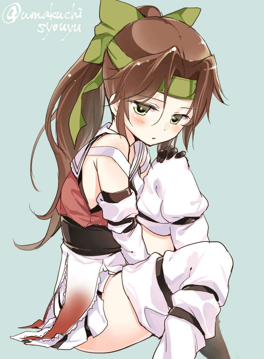 1girl bangs black_gloves black_sash blue_background blush brown_hair detached_sleeves elbow_gloves eyebrows_visible_through_hair from_side gloves green_eyes green_headband half-closed_eyes headband highres jintsuu_(kantai_collection) kantai_collection long_sleeves looking_at_viewer looking_to_the_side parted_bangs parted_lips pleated_skirt ponytail sash simple_background sitting skirt solo thigh-highs twitter_username umakuchi_shouyu vest white_legwear white_skirt