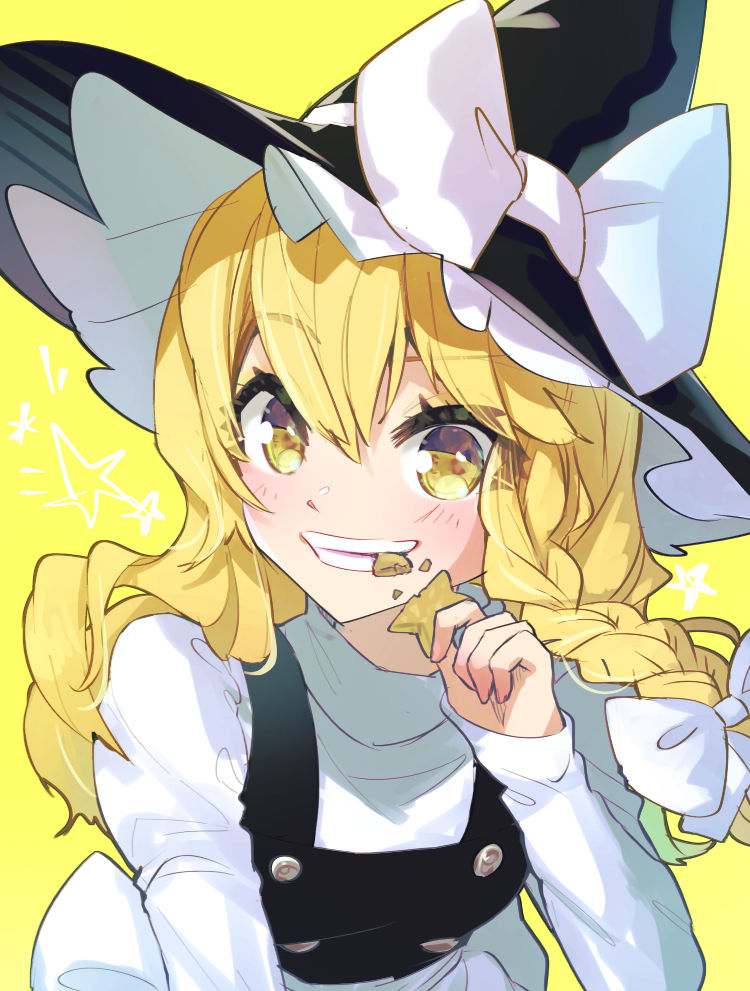 1girl bangs black_headwear black_vest blonde_hair blush bow braid commentary_request eyebrows_visible_through_hair grin hair_between_eyes hair_bow hand_up hat hat_bow holding kirisame_marisa long_hair long_sleeves looking_at_viewer shirt simple_background single_braid smile solo syuri22 teeth_hold touhou upper_body vest white_bow white_shirt witch_hat yellow_background yellow_eyes