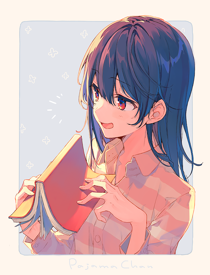 /\/\/\ 1girl :d bangs black_hair blue_background blush book collared_shirt commentary_request dress_shirt eyebrows_visible_through_hair hair_between_eyes holding holding_book long_hair long_sleeves looking_away open_book open_mouth original pink_shirt red_eyes reia shirt smile solo two-tone_background upper_body