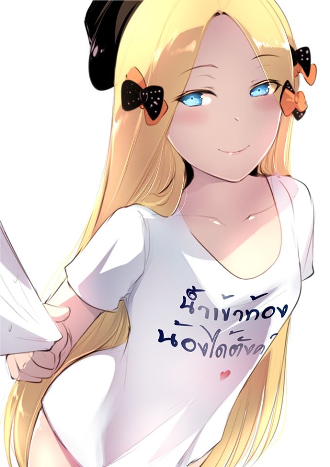 1girl abigail_williams_(fate/grand_order) bangs black_bow blonde_hair blue_eyes blush bow breasts closed_mouth clothes_writing collarbone fate/grand_order fate_(series) forehead hair_bow hat long_hair looking_at_viewer multiple_bows orange_bow parted_bangs polka_dot polka_dot_bow shirt short_sleeves simple_background small_breasts smile syntier13 white_background white_shirt