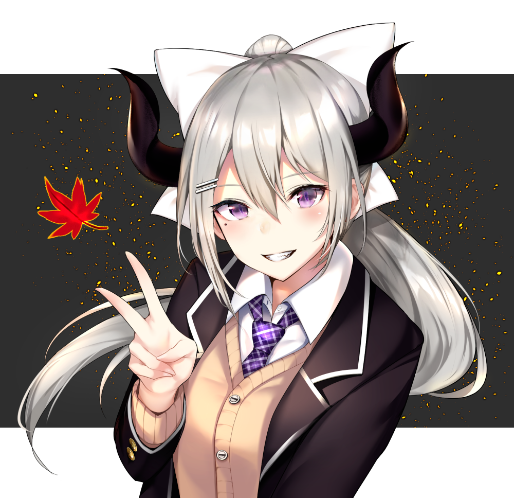 1girl black_background black_jacket blazer bow breasts collared_shirt demon_horns fangs grin hair_between_eyes hair_bow hair_ornament hairclip higuchi_kaede horns jacket leaf long_hair long_sleeves looking_at_viewer maple_leaf medium_breasts mole mole_under_eye necktie nijisanji plaid_neckwear ponytail purple_neckwear shirt silver_hair simple_background smile solo sweater upper_body v violet_eyes virtual_youtuber white_bow white_shirt wing_collar yellow_sweater yuyutan0904