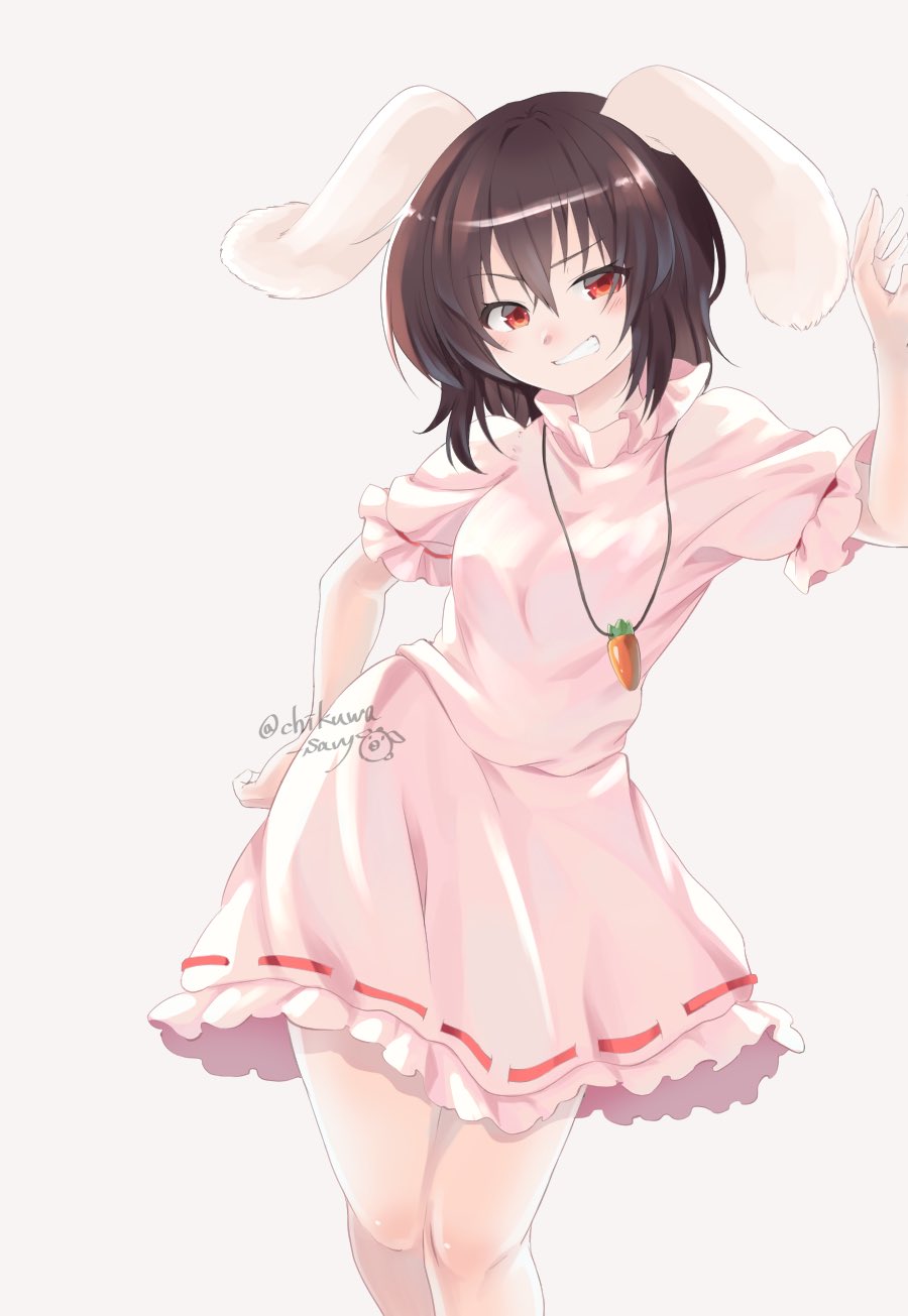 1girl animal_ears artist_name bangs black_hair blush carrot_necklace chikuwa_savi commentary dress feet_out_of_frame grey_background grin hair_between_eyes hand_up highres inaba_tewi looking_at_viewer pink_dress puffy_short_sleeves puffy_sleeves rabbit_ears red_eyes ribbon-trimmed_dress short_dress short_hair short_sleeves simple_background smile solo standing symbol_commentary touhou twitter_username