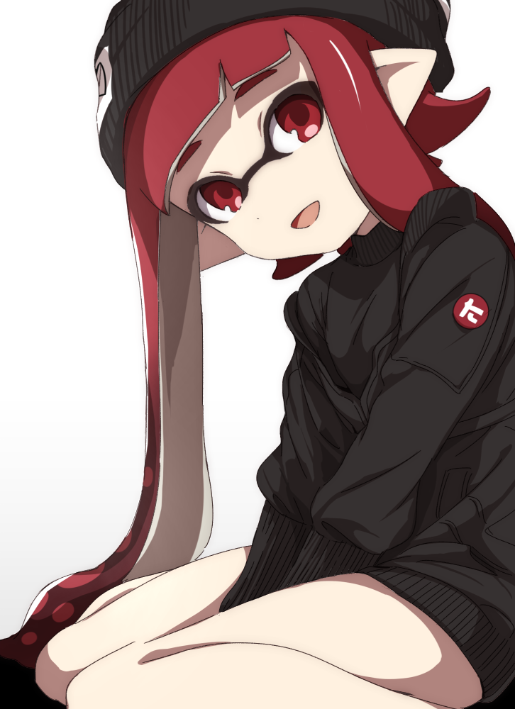 1girl arms_between_legs bangs beanie black_headwear black_shirt blunt_bangs commentary domino_mask hat inkling leaning_forward logo long_hair long_sleeves looking_at_viewer mask no_pants open_mouth pointy_ears red_eyes redhead shirt simple_background sitting smile solo splatoon_(series) takeko_spla tentacle_hair v_arms wariza white_background