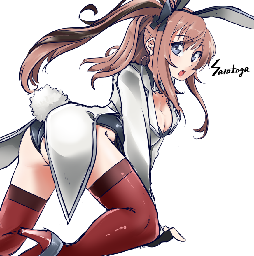 1girl alternate_costume animal_ears ass black_collar black_gloves black_leotard blue_eyes bow bowtie breasts brown_hair bunny_tail bunnysuit character_name collar commentary_request detached_collar fingerless_gloves gloves hair_between_eyes kantai_collection large_breasts leotard looking_at_viewer ponytail rabbit_ears red_neckwear saratoga_(kantai_collection) side_ponytail sidelocks simple_background solo tail tailcoat thigh-highs uzuki_kosuke white_background white_neckwear