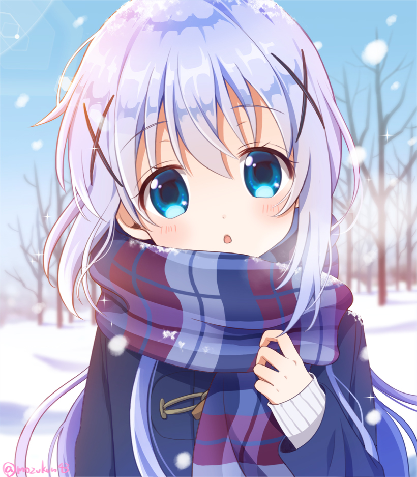 1girl :o bangs bare_tree blue_eyes coat commentary day eyebrows_visible_through_hair gochuumon_wa_usagi_desu_ka? hair_between_eyes hair_ornament head_tilt kafuu_chino lavender_hair long_hair looking_at_viewer mozukun43 outdoors plaid plaid_scarf scarf snow snowing solo symbol_commentary tree twitter_username upper_body winter winter_clothes x_hair_ornament