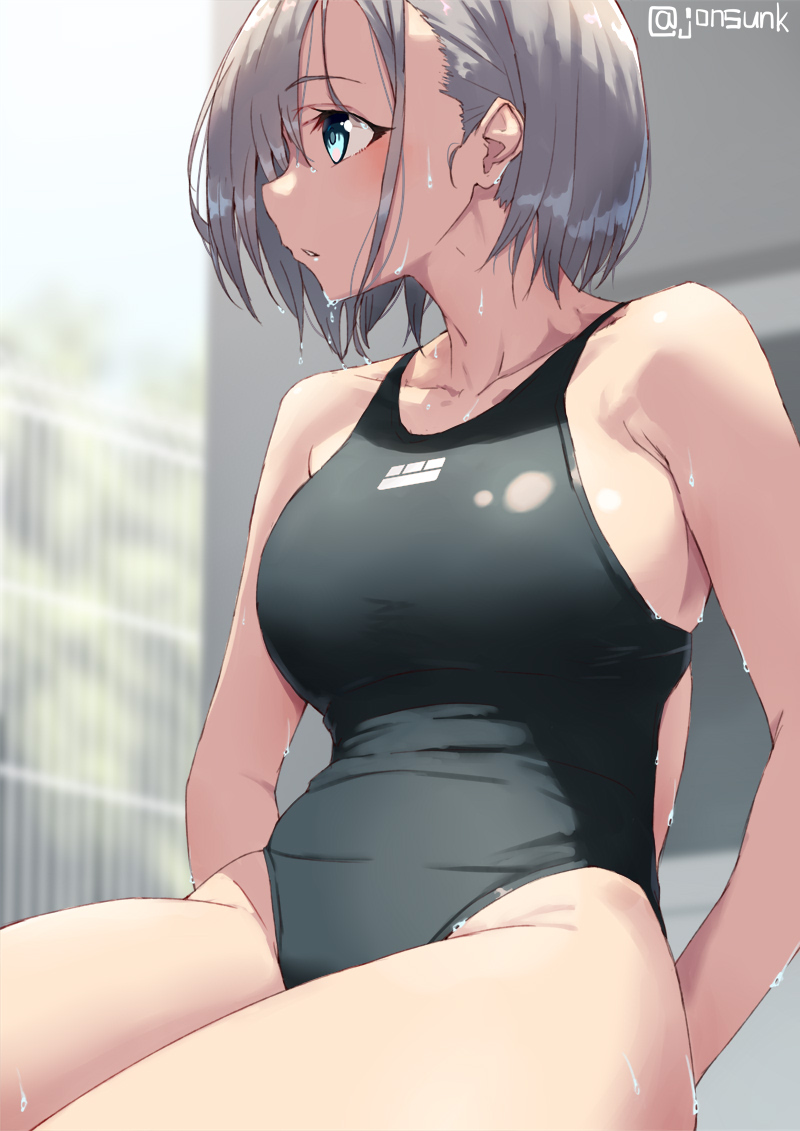 1girl against_wall aqua_eyes bare_arms bare_shoulders black_swimsuit blush breasts collarbone commentary_request competition_swimsuit day eyebrows_visible_through_hair eyes_visible_through_hair from_side hair_over_one_eye jonsun knees_up large_breasts looking_to_the_side one-piece_swimsuit original outdoors parted_lips short_hair silver_hair sitting solo swimsuit twitter_username water wet