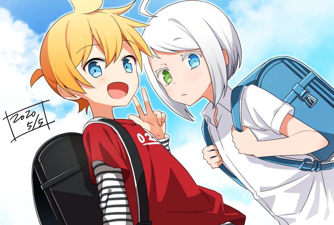 2boys bag blonde_hair blue_eyes clouds cloudy_sky commentary dated expressionless green_eyes hand_up heterochromia holding_strap kagamine_len looking_at_viewer male_focus minahoshi_taichi multiple_boys open_mouth red_shirt school_bag shirt sky smile spiky_hair striped_sleeves upper_body utatane_piko vocaloid w white_hair white_shirt