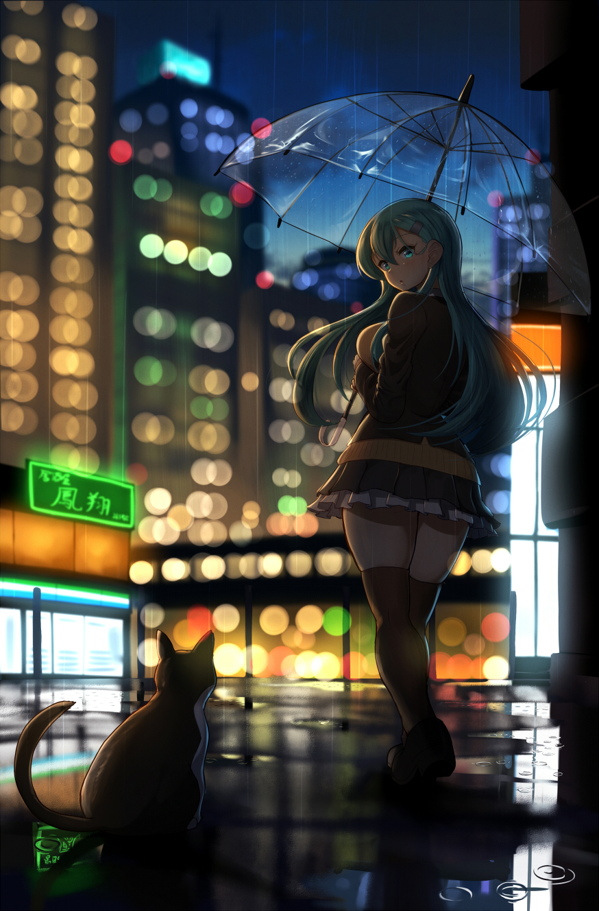 1girl blurry building cat city commentary_request depth_of_field green_eyes green_hair hair_ornament hairclip highres kantai_collection long_hair looking_back maku_ro night pleated_skirt rain skindentation skirt solo suzuya_(kantai_collection) thigh-highs transparent transparent_umbrella umbrella zettai_ryouiki