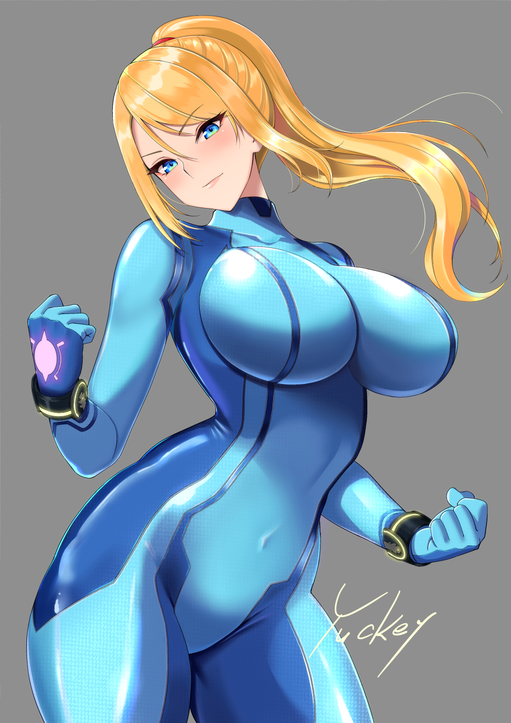 1girl alternate_breast_size bangs blonde_hair blue_eyes blush bodysuit breasts clenched_hands closed_mouth covered_navel cowboy_shot eyebrows_visible_through_hair eyelashes glowing grey_background highres impossible_bodysuit impossible_clothes large_breasts lips long_hair metroid ponytail samus_aran shiny shiny_clothes shiny_hair signature simple_background skin_tight smile solo swept_bangs turtleneck yuckey zero_suit