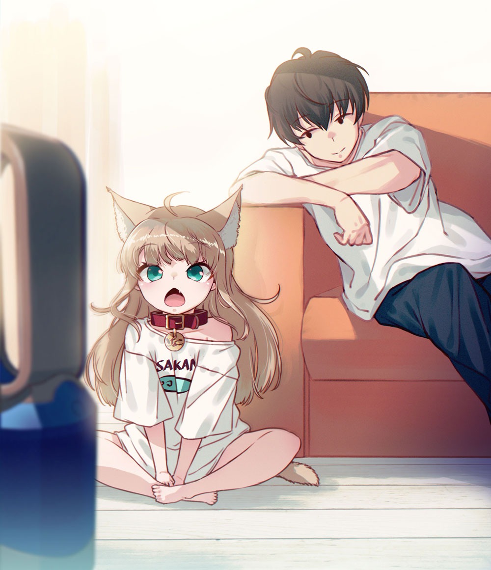 1boy 1girl 40hara ahoge animal_ears bangs black_hair bladeless_fan blonde_hair blunt_bangs cat_ears cat_girl cat_tail collar couch eyebrows_visible_through_hair facing_viewer fang green_eyes indian_style indoors kinako_(40hara) long_hair looking_at_another open_mouth original pet_collar red_collar shirt short_hair sitting smile t-shirt tail white_t-shirt