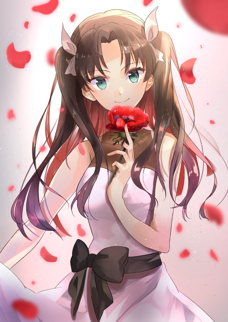 1girl bangs black_bow blurry_foreground bow brown_hair closed_mouth dress eyebrows_visible_through_hair fate/stay_night fate_(series) floating_hair flower gorogoronemuri gradient_hair green_eyes hair_bow hair_intakes highres holding holding_flower long_hair looking_at_viewer multicolored_hair petals red_flower redhead shiny shiny_hair sleeveless sleeveless_dress smile solo standing toosaka_rin twintails very_long_hair white_bow white_dress