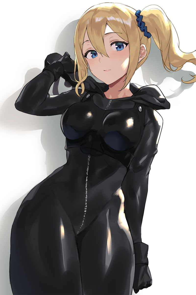 1girl arm_up black_bodysuit black_gloves blonde_hair blue_eyes blush bodysuit breasts closed_mouth cowboy_shot gloves hair_ornament hair_scrunchie hayasaka_ai highres hood hood_down impossible_bodysuit impossible_clothes kaguya-sama_wa_kokurasetai_~tensai-tachi_no_renai_zunousen~ long_hair looking_at_viewer medium_breasts scrunchie seon_(seonon_) shiny shiny_clothes side_ponytail sidelocks simple_background smile solo white_background wide_hips