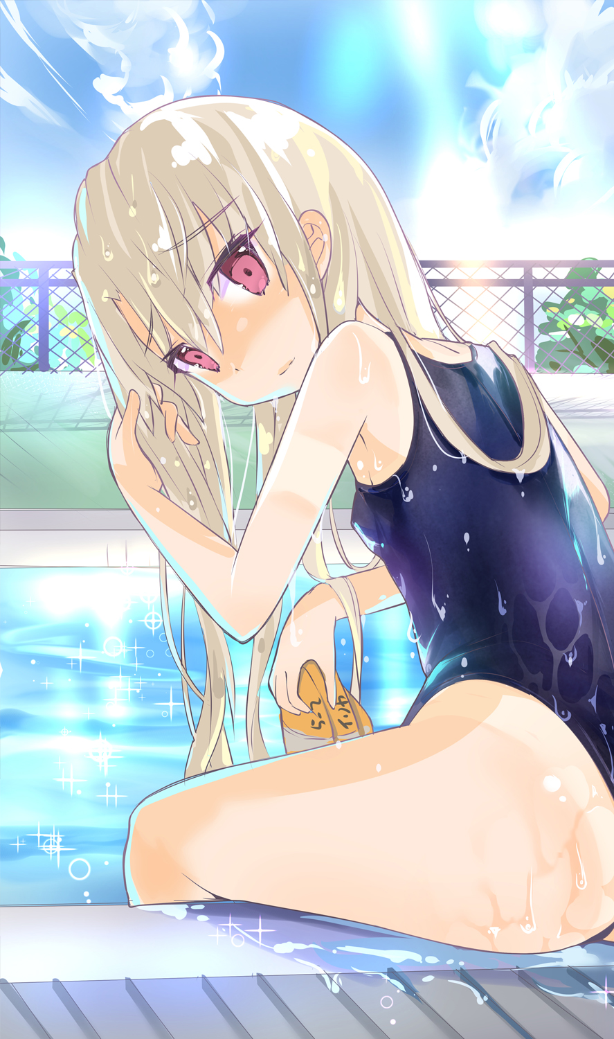 1girl back bangs bare_shoulders blue_sky blue_swimsuit blush breasts chain-link_fence closed_mouth fate/kaleid_liner_prisma_illya fate_(series) fence highres illyasviel_von_einzbern long_hair looking_at_viewer mezashi_gohan one-piece_swimsuit pool poolside red_eyes school_swimsuit sitting sky small_breasts swimsuit thighs wet white_hair