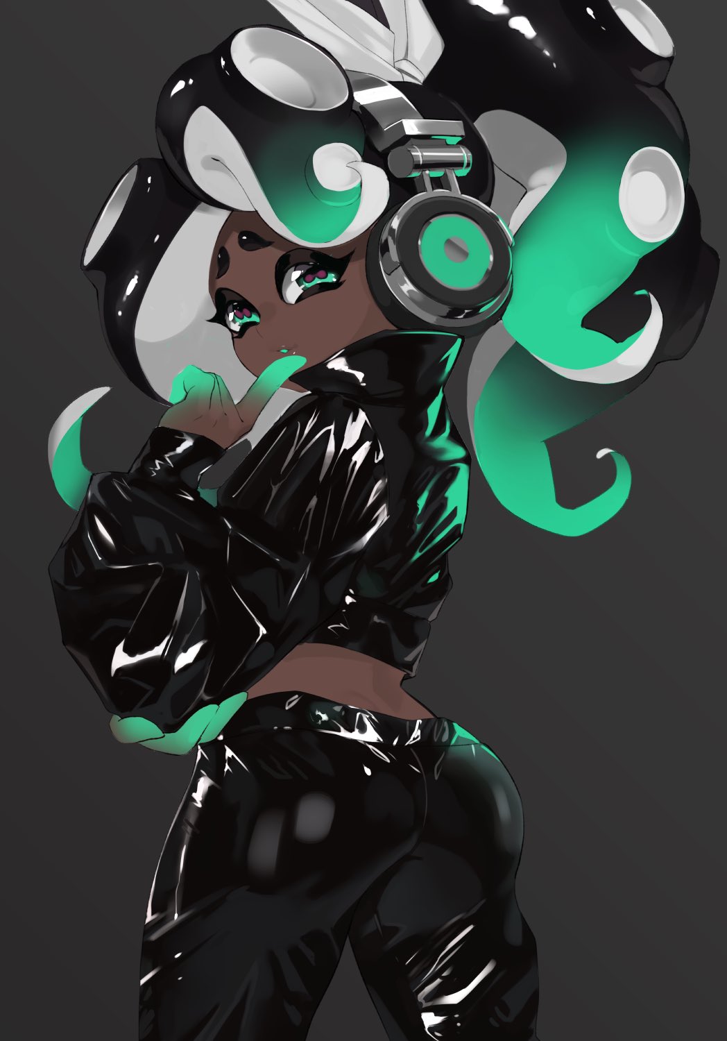 1girl alternate_hairstyle ass black_background black_jacket black_pants cephalopod_eyes commentary cowboy_shot dark_skin finger_to_mouth from_behind gradient_hair green_eyes green_hair green_skin hair_up half-closed_eyes hand_on_own_elbow headphones highres iida_(splatoon) jacket long_hair long_sleeves looking_at_viewer looking_back makeup mascara mole mole_under_mouth multicolored multicolored_hair multicolored_skin nomu pants parted_lips pink_pupils ponytail shiny shiny_clothes simple_background smile solo splatoon_(series) standing suction_cups tentacle_hair