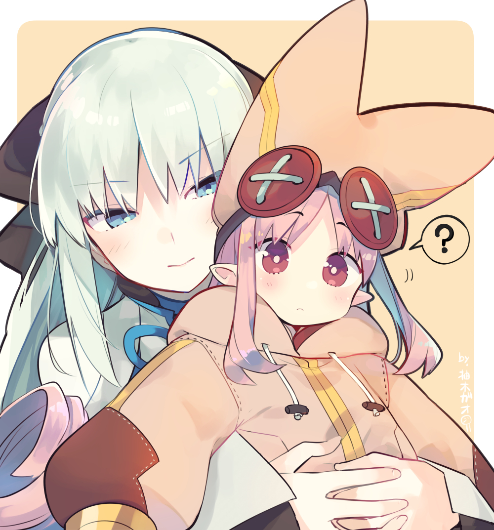 2girls ? artist_name baggy_clothes bangs black_bow blue_eyes blush bow closed_mouth commentary_request dress eyebrows_visible_through_hair fate/grand_order fate_(series) fingernails habetrot_(fate) hair_bow hat holding holding_another hood hood_down hug hug_from_behind long_hair long_sleeves morgan_le_fay_(fate) multiple_girls orange_headwear parted_bangs pink_hair pointy_ears red_eyes sidelocks silver_hair size_difference speech_bubble upper_body white_dress yuzuki_gao