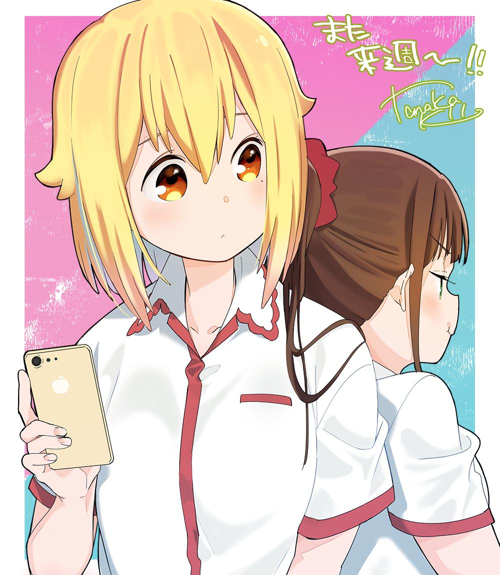 2girls back-to-back blonde_hair blue_background border brown_eyes brown_hair cellphone closed_mouth collared_shirt commentary_request green_eyes hair_between_eyes hair_ornament hair_scrunchie hitoribocchi_no_marumaru_seikatsu holding holding_phone honshou_aru long_hair looking_at_another looking_back medium_hair mole mole_under_eye multiple_girls phone pink_background ponytail pout red_scrunchie school_uniform scrunchie shirt signature smartphone sunao_nako tanaka_kii translation_request two-tone_background upper_body white_border white_shirt