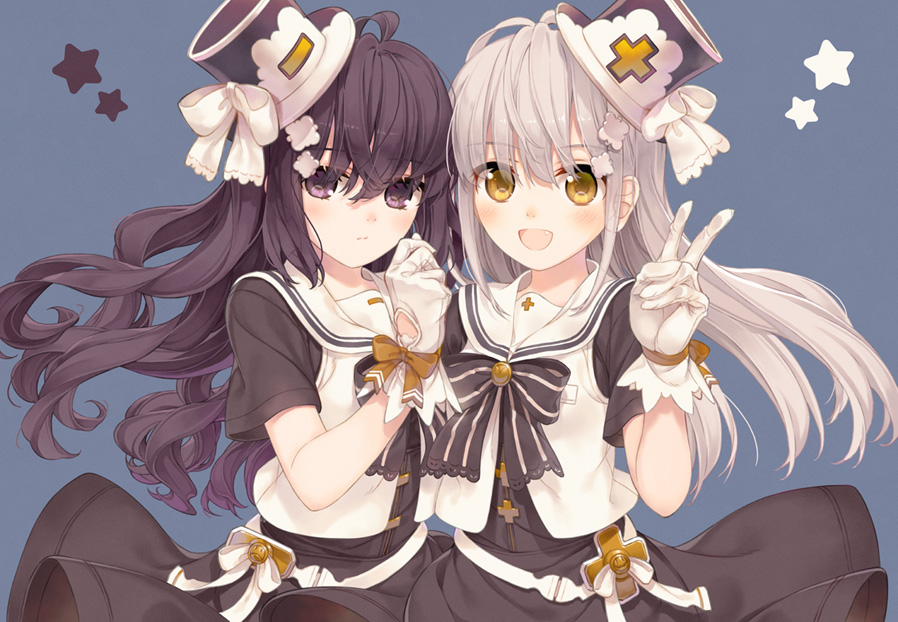 2girls :d amamiya_chiharu bangs black_bow black_dress black_hair blue_background bow closed_mouth commentary_request dress eyebrows_visible_through_hair fang gloves grey_hair hair_between_eyes hand_up hat hat_bow long_hair looking_at_viewer minus_sign multiple_girls open_mouth original plus_sign sailor_collar shirt short_sleeves simple_background smile star_(symbol) striped striped_bow tilted_headwear top_hat v very_long_hair violet_eyes white_bow white_gloves white_hair white_headwear white_sailor_collar white_shirt yellow_eyes