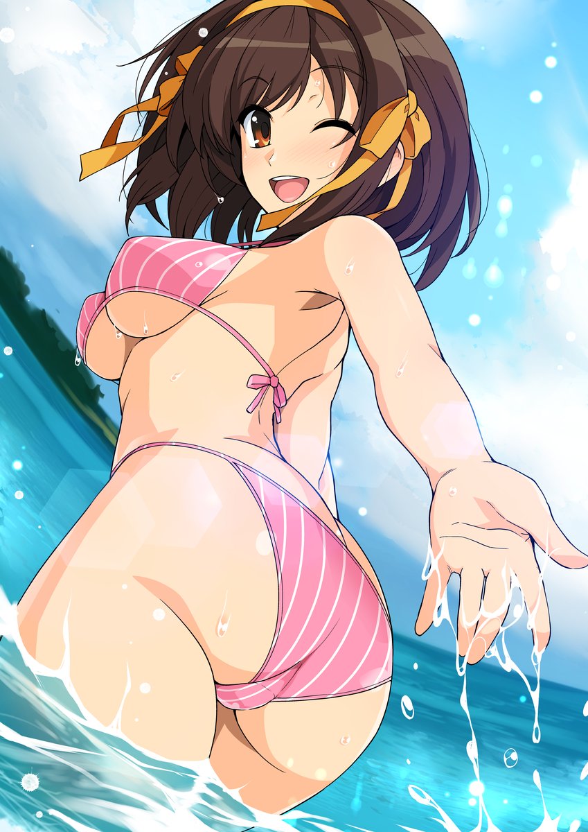 1girl ass bikini blue_sky brown_eyes brown_hair clouds cute from_behind hairband halterneck haruhisky highres horizon kadokawa_shoten kyoto_animation looking_at_viewer looking_back ocean one_eye_closed open_mouth outdoors pink_bikini round_teeth short_hair sky solo string_bikini striped striped_bikini suzumiya_haruhi suzumiya_haruhi_no_yuuutsu swimsuit teeth upper_teeth water