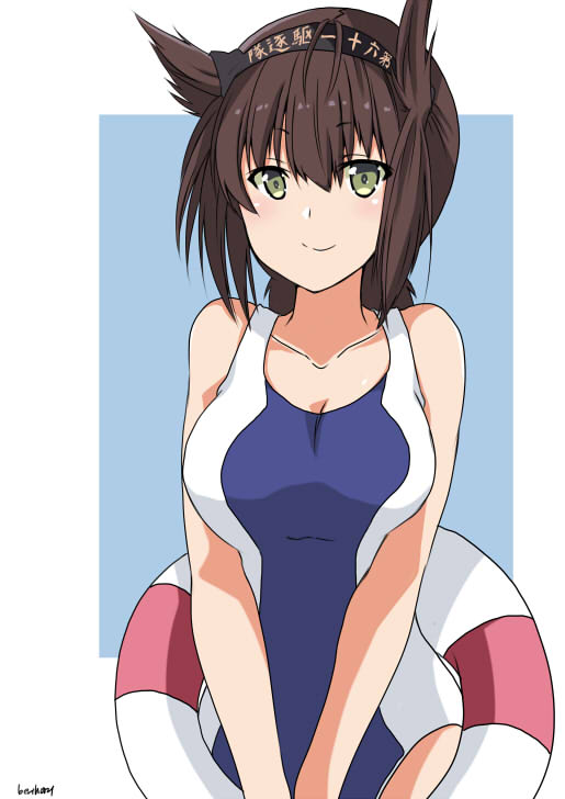 1girl alternate_costume bare_shoulders blush breasts brown_hair collarbone competition_swimsuit green_eyes hachimaki hair_flaps hatsuzuki_(kantai_collection) headband hinase_(jet_hearts) kantai_collection medium_breasts medium_hair one-piece_swimsuit short_ponytail sidelocks smile solo swimsuit