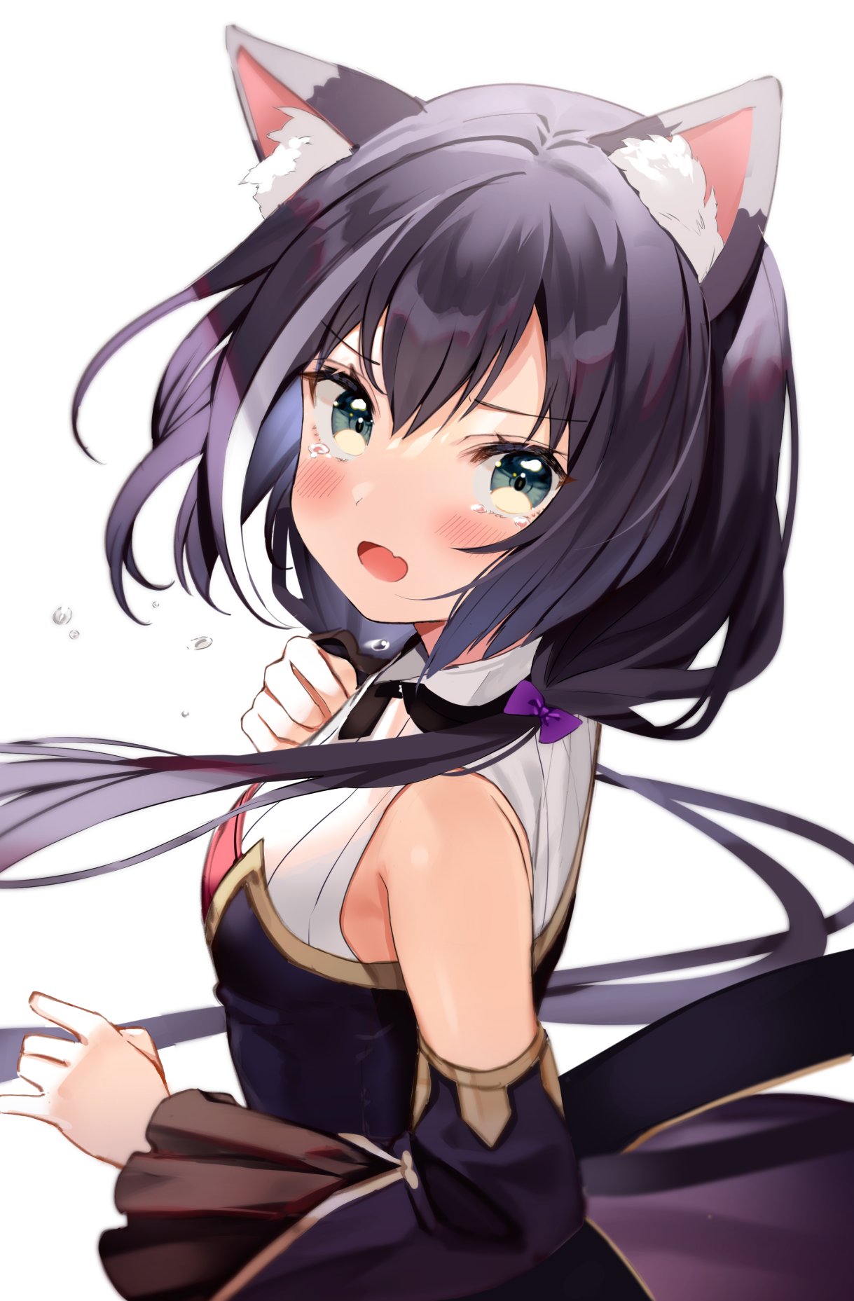 1girl animal_ear_fluff animal_ears bangs bare_shoulders black_hair blush breasts cat_ears cat_girl commentary_request eyebrows_visible_through_hair fang green_eyes hair_between_eyes hair_ornament highres kanda_done karyl_(princess_connect!) long_hair looking_at_viewer low_twintails multicolored_hair open_mouth princess_connect! princess_connect!_re:dive simple_background skin_fang smile solo streaked_hair twintails very_long_hair white_background white_hair