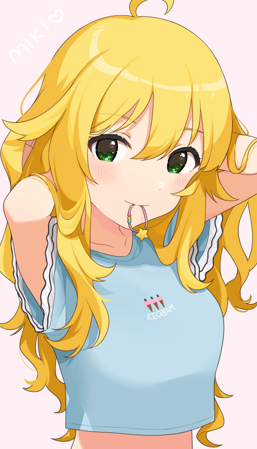 1girl ahoge bangs blonde_hair closed_mouth collarbone crop_top eyebrows_visible_through_hair green_eyes hair_between_eyes hands_in_hair highres hoshii_miki idolmaster idolmaster_(classic) inuyama_nanami long_hair looking_at_viewer midriff mouth_hold shiny shiny_hair short_sleeves simple_background solo stomach upper_body white_background