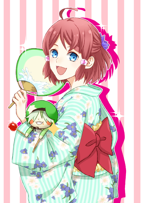 1girl :d ahoge back_bow blue_eyes blue_kimono bow from_side hair_ornament japanese_clothes kimono looking_at_viewer obi open_mouth red_bow redhead rose_(tales) saklo sash shiny shiny_hair short_hair smile solo sparkle standing striped striped_background striped_kimono tales_of_(series) tales_of_zestiria yukata