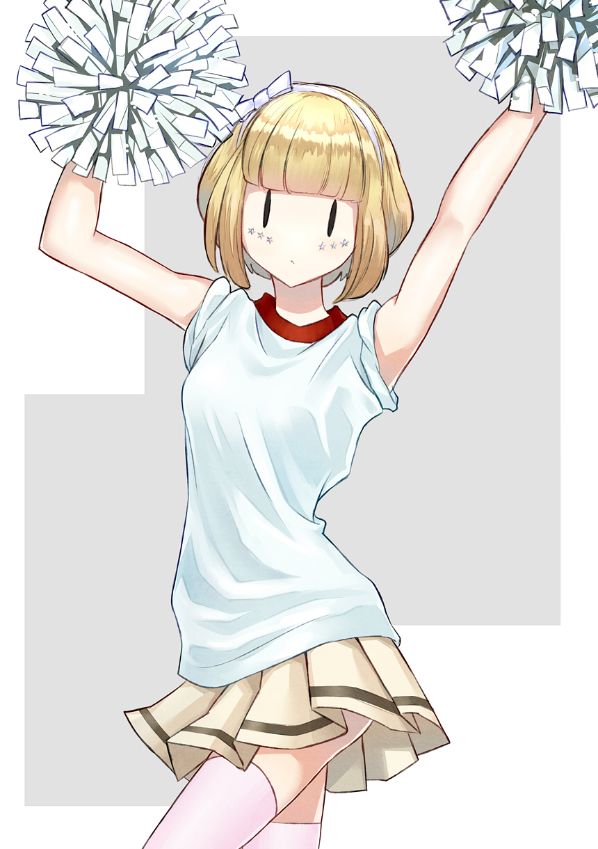 1girl :&lt; arms_up blonde_hair bow cheerleader commentary facepaint gym_shirt hair_bow hairband highres okiru pleated_skirt pom_poms shirt short_hair skirt sleeves_rolled_up solo thigh-highs uchi_emiri watashi_ga_motenai_no_wa_dou_kangaetemo_omaera_ga_warui! white_bow white_legwear white_shirt |_|