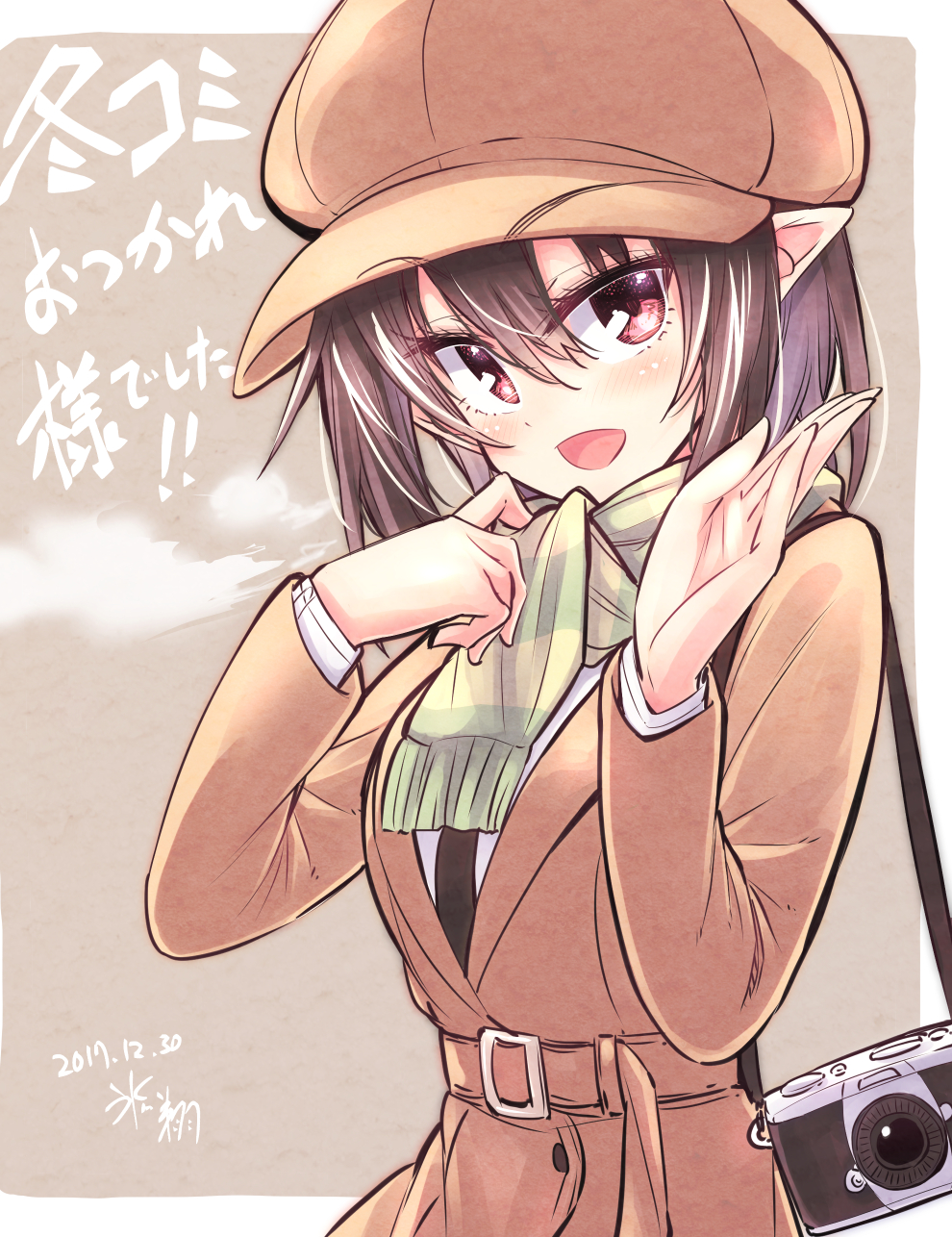 1girl alternate_costume artist_name black_neckwear blush breath brown_hair brown_headwear brown_jacket cabbie_hat camera commentary_request dated forbidden_scrollery green_scarf grey_background hands_up hat highres hikawa_shou jacket long_sleeves looking_at_viewer medium_hair necktie open_mouth pointy_ears red_eyes scarf shameimaru_aya shirt smile solo touhou translation_request trench_coat upper_body white_shirt