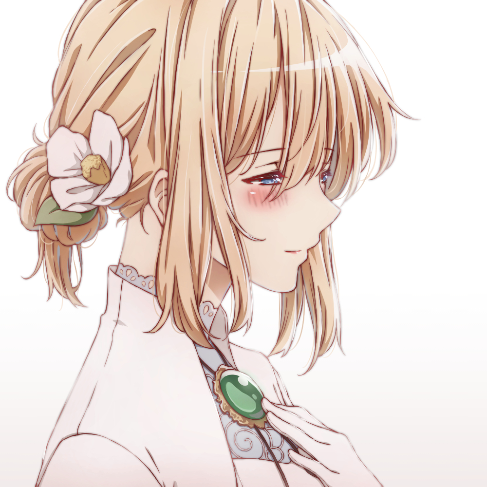 1girl artnetirs blonde_hair blue_eyes blush flower gloves green_brooch hair_flower hair_ornament half-closed_eyes hand_up light_smile shirt simple_background solo upper_body violet_evergarden violet_evergarden_(character) white_background white_gloves white_shirt