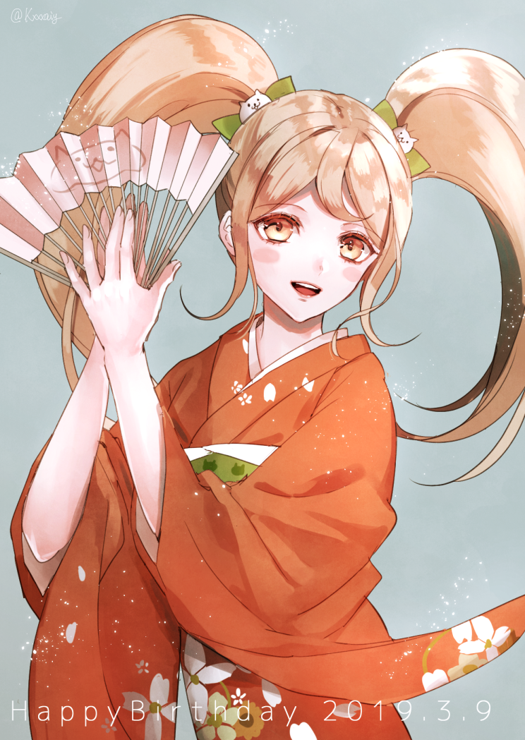 1girl artist_name blonde_hair bow cat_hair_ornament commentary_request dangan_ronpa dated eyebrows_visible_through_hair fan green_bow hair_bow hair_ornament happy happy_birthday holding holding_fan japanese_clothes kimono long_hair looking_at_viewer orange_kimono saionji_hiyoko sakuyu smile solo super_dangan_ronpa_2 twintails twitter_username upper_teeth yellow_eyes