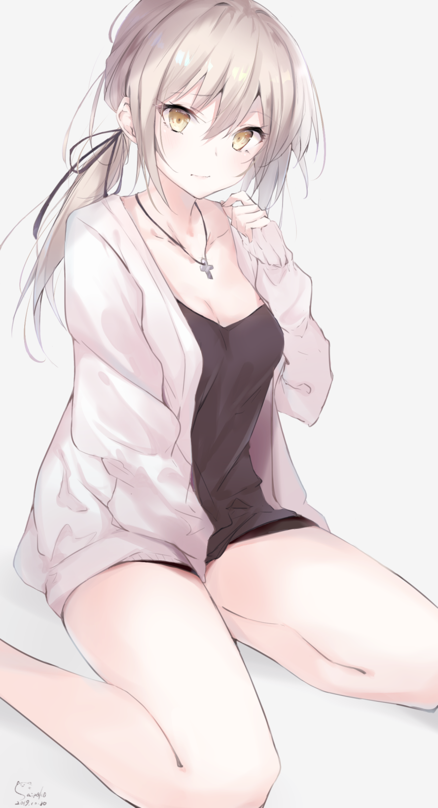 1girl artoria_pendragon_(all) between_legs black_ribbon black_tank_top blonde_hair breasts cross cross_necklace fate/grand_order fate_(series) hair_between_eyes hand_between_legs highres jewelry looking_at_viewer necklace ponytail ribbon saber_alter sai_(saipoko) sitting sleeves_past_wrists small_breasts solo tank_top wariza white_background yellow_eyes