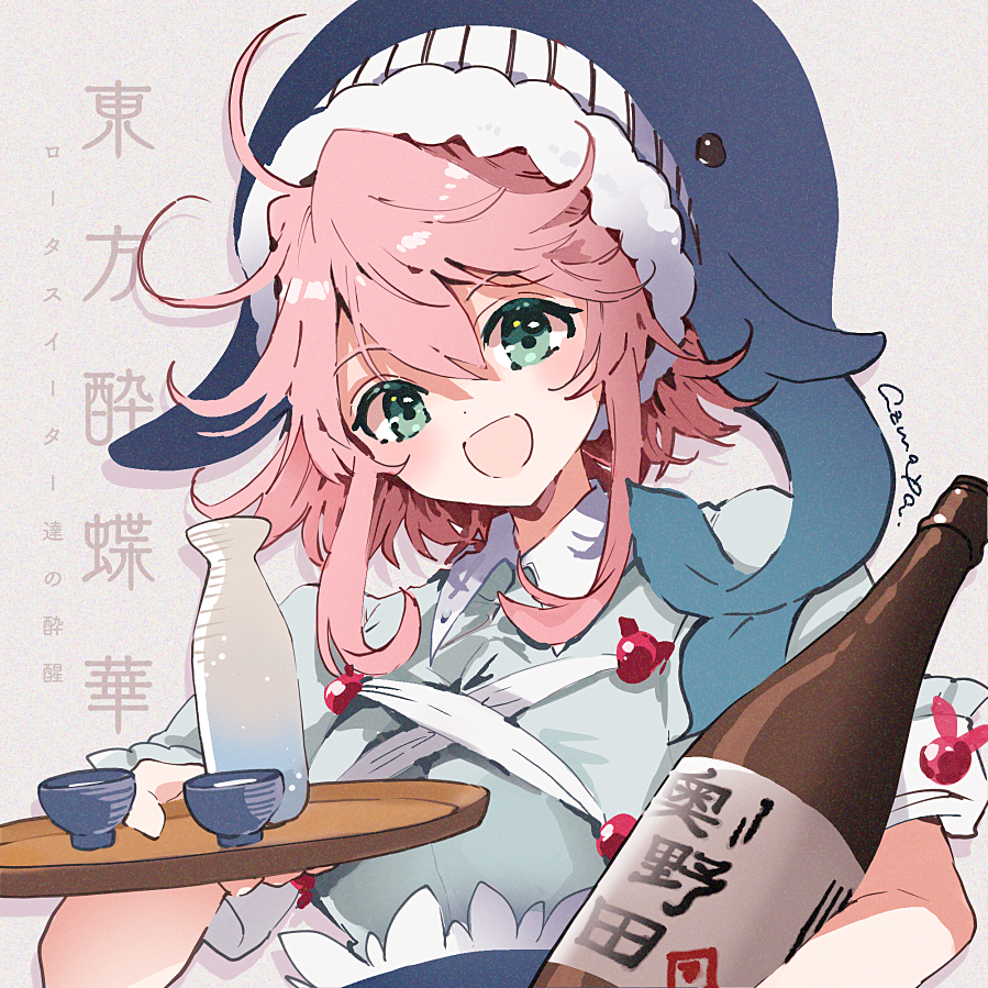 1girl azuma_aya blue_headwear blue_shirt bottle choko_(cup) commentary_request copyright_name cup green_eyes grey_background hat holding holding_bottle holding_tray looking_at_viewer okunoda_miyoi open_mouth pink_hair sake_bottle shirt short_hair_with_long_locks short_sleeves signature smile solo tokkuri touhou translation_request tray whale_hat
