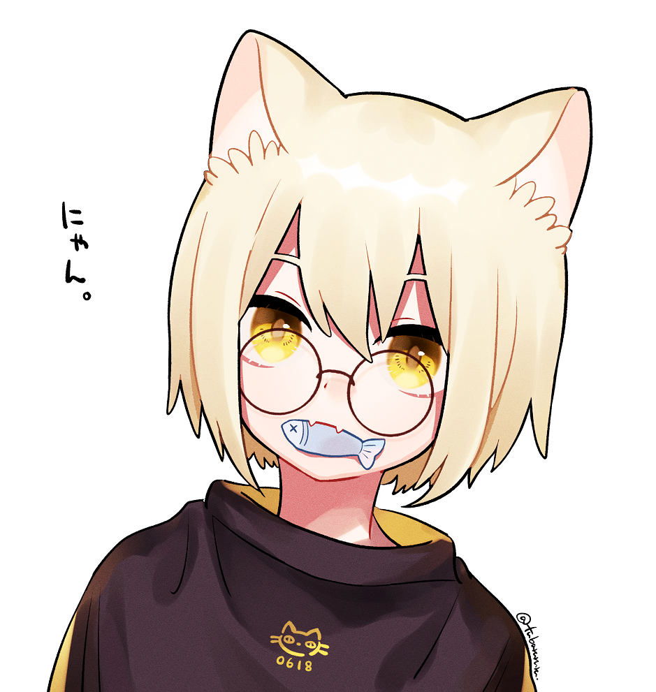 1girl animal_ears animal_print black_shirt blonde_hair cat_ears cat_hoodie_girl_(tsubaki_tsubara) cat_print fang fish glasses hair_between_eyes original shirt short_hair signature skin_fang tsubaki_tsubaru white_background yellow_eyes