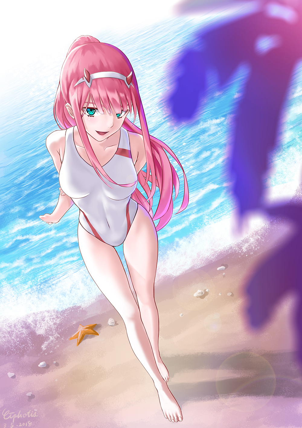 1girl 2018 :d arms_behind_back artist_name barefoot beach blurry_foreground breasts ciphotis collarbone competition_swimsuit covered_navel darling_in_the_franxx floating_hair full_body green_eyes hairband highres horns leaning_forward lens_flare long_hair medium_breasts ocean one-piece_swimsuit open_mouth pink_hair ponytail shiny shiny_hair shore smile solo standing swimsuit very_long_hair white_hairband white_swimsuit zero_two_(darling_in_the_franxx)