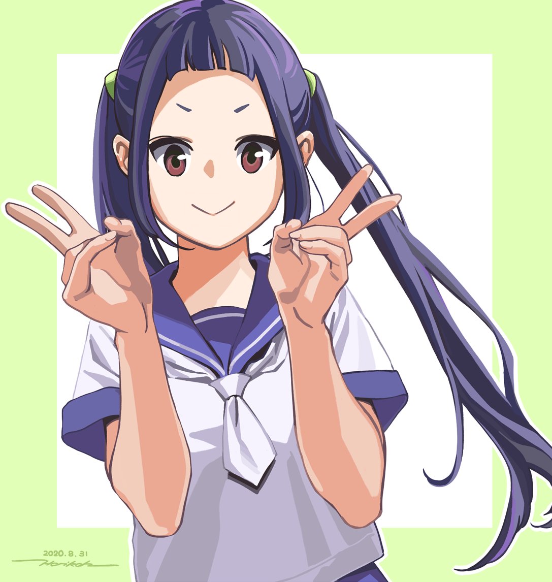 1girl :&gt; border closed_mouth dated double_v green_border hands_up horikou long_hair looking_at_viewer mini_necktie no_glasses oogaki_chiaki purple_hair purple_sailor_collar red_eyes sailor_collar school_uniform serafuku shirt short_sleeves signature simple_background smile solo twintails upper_body v white_background white_neckwear white_shirt yurucamp
