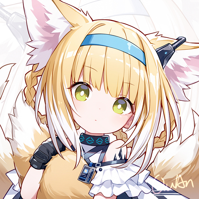 1girl animal_ears arknights bangs bare_shoulders blonde_hair blue_hairband braid chinese_commentary commentary_request eyebrows_visible_through_hair fox_ears fox_tail green_eyes hairband head_tilt holding_own_tail kurisu_tina looking_at_viewer multicolored_hair multiple_tails oripathy_lesion_(arknights) short_hair short_sleeves solo suzuran_(arknights) tail upper_body white_hair zoom_layer