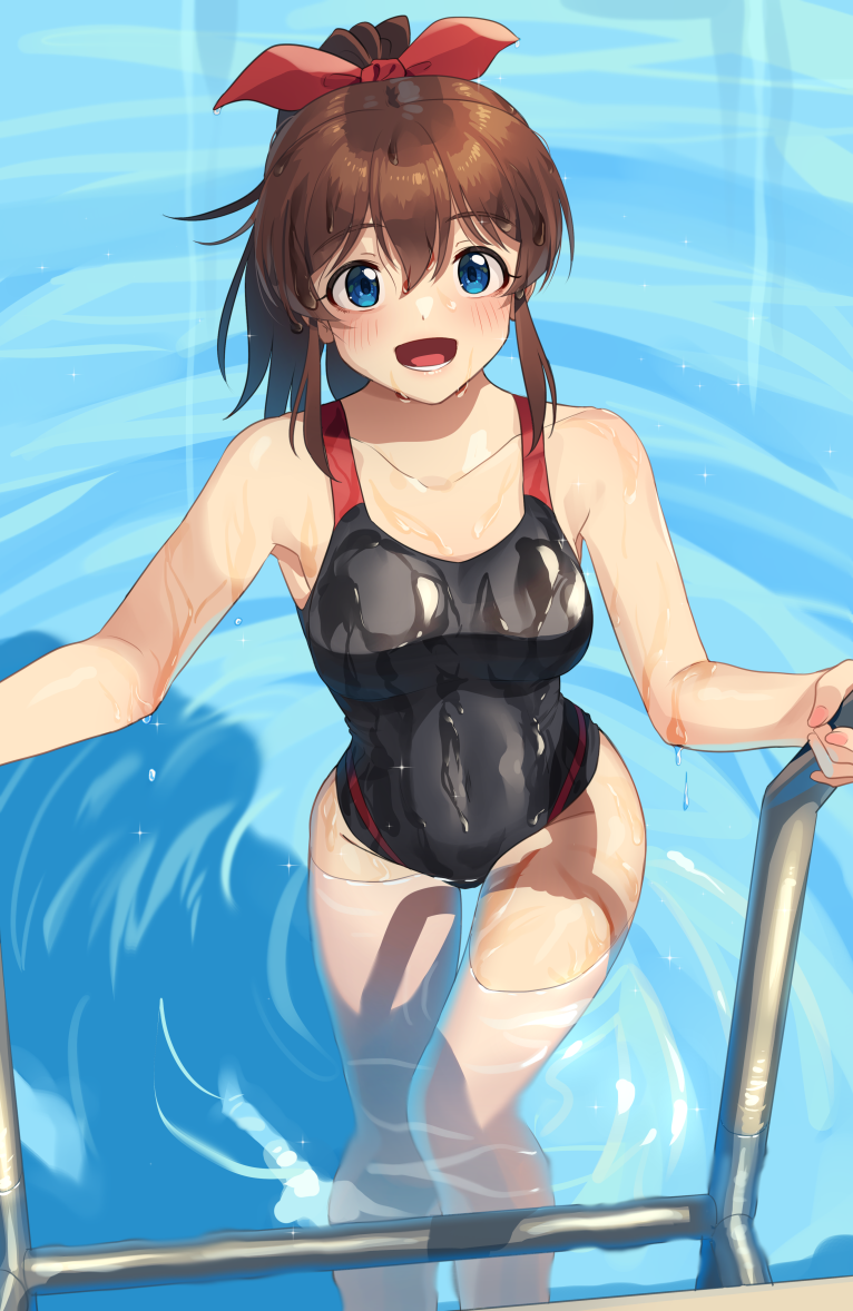 1girl :d bangs black_swimsuit blue_eyes brown_hair climbing commentary covered_navel droplet eyebrows_visible_through_hair foot_up hair_ribbon idolmaster idolmaster_million_live! kamille_(vcx68) light_smile looking_at_viewer medium_hair one-piece_swimsuit open_mouth ponytail pool pool_ladder red_ribbon ribbon satake_minako sidelocks smile solo swimsuit thigh_gap water wet wet_clothes wet_swimsuit