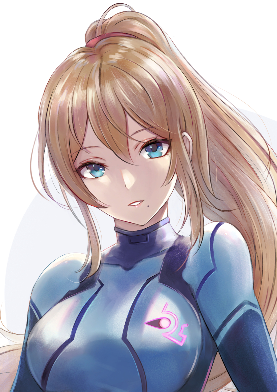 1girl blonde_hair blue_bodysuit blue_eyes bodysuit breasts highres large_breasts leonmandala lips long_hair long_ponytail metroid mole mole_under_mouth parted_lips ponytail samus_aran simple_background solo upper_body white_background zero_suit