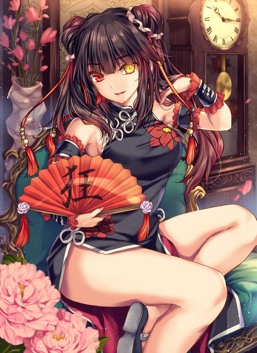 1girl black_hair breasts chinese_clothes clock clock_eyes commentary_request date_a_live double_bun fan flower folding_fan heterochromia highres holding holding_fan indoors large_breasts long_hair looking_at_viewer moneti_(daifuku) open_mouth red_eyes sitting smile solo symbol-shaped_pupils thighs tokisaki_kurumi yellow_eyes
