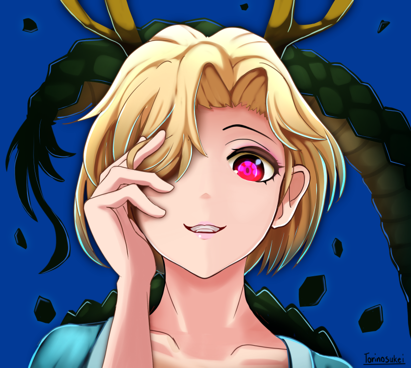 1girl arm_up artist_name bangs blonde_hair blue_background blue_shirt collarbone dragon_horns dragon_tail grin hair_over_one_eye hand_in_hair hand_on_own_face horns kicchou_yachie parted_bangs red_eyes scales shirt short_hair simple_background smile solo tail teeth torinosuke touhou turtle_shell upper_body