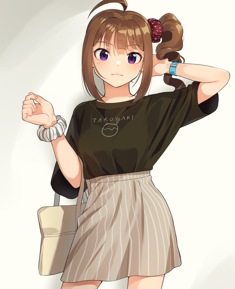 1girl ahoge bag bangs black_shirt bracelet brown_hair carrying closed_mouth clothes_writing commentary cowboy_shot drill_hair eyebrows_visible_through_hair grey_scrunchie grey_skirt hair_ornament hair_scrunchie hand_in_hair handbag high-waist_skirt highres idolmaster idolmaster_million_live! jewelry kamille_(vcx68) looking_at_viewer medium_hair miniskirt red_scrunchie romaji_text scrunchie shirt short_sleeves side_drill side_ponytail skirt smile solo standing striped t-shirt vertical-striped_skirt vertical_stripes violet_eyes wrist_scrunchie yokoyama_nao