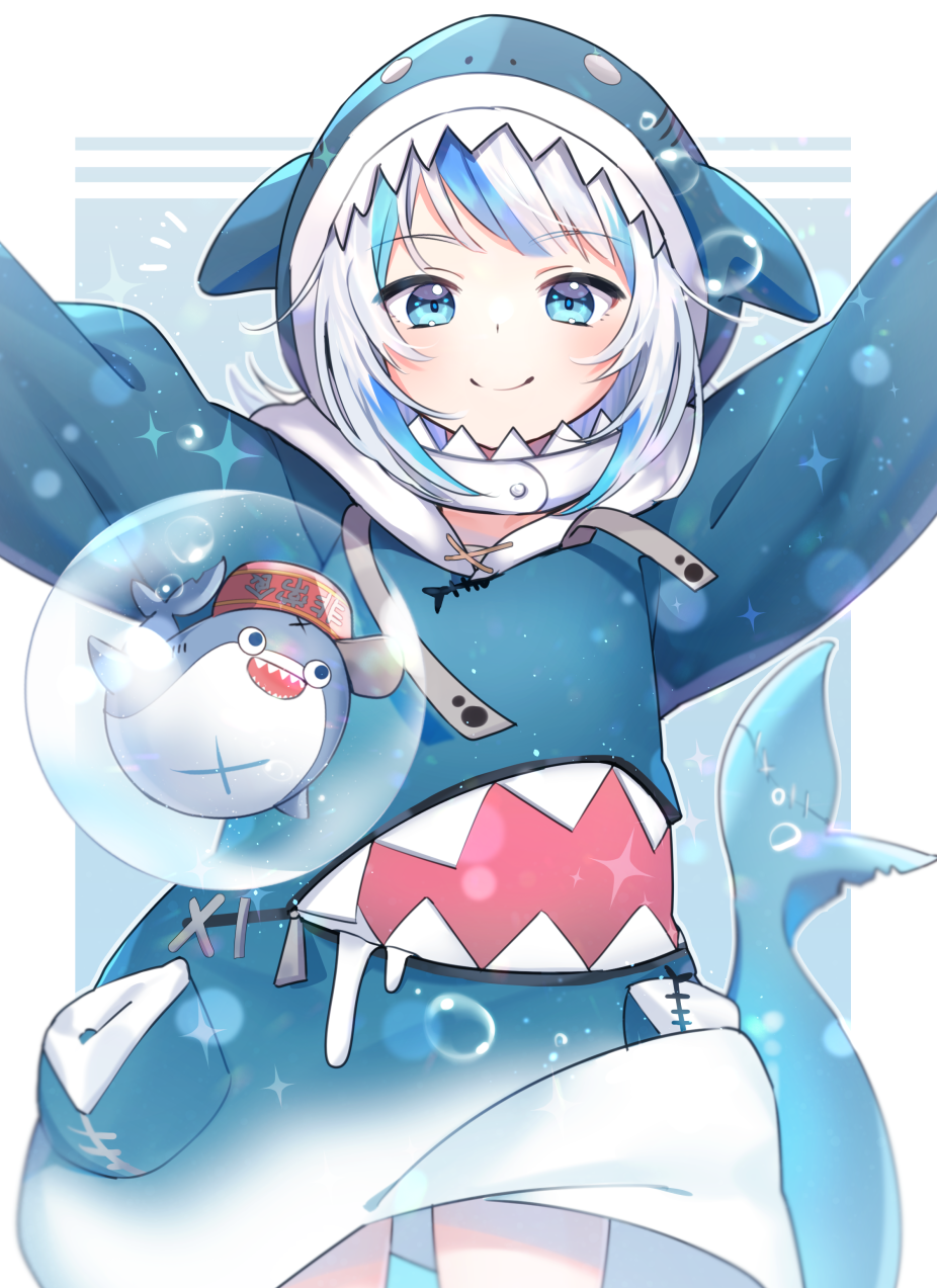 1girl :d animal_hood bloop_(gawr_gura) blue_background blue_eyes blue_hair blue_hoodie blush closed_mouth drawstring gawr_gura highres hololive hololive_english hood hood_up hoodie looking_at_viewer multicolored_hair notice_lines open_mouth outline peta_(snc7) shark_hood shark_tail sharp_teeth silver_hair smile streaked_hair tail tail_raised teeth two-tone_background virtual_youtuber white_background white_outline