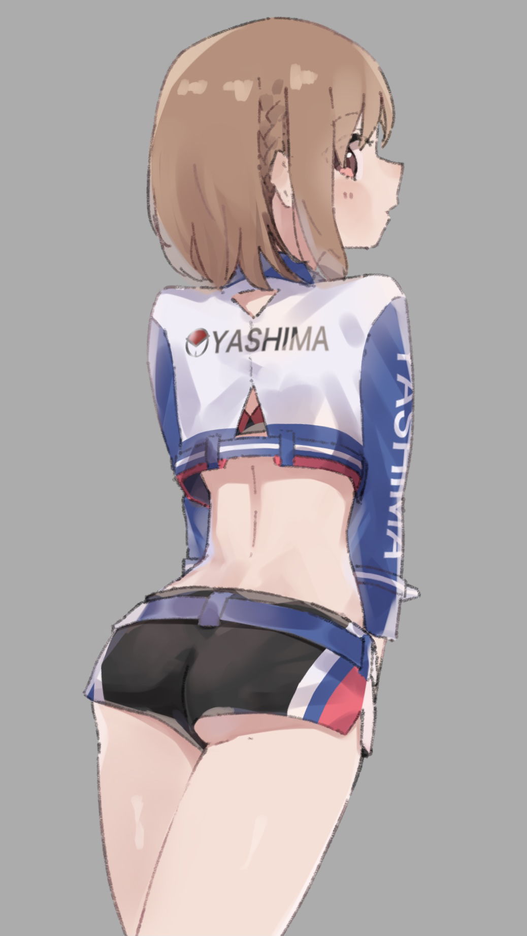 1girl alice_gear_aegis ass belt black_shorts braid brown_hair cowboy_shot crop_top cropped_jacket epi_zero from_behind grey_background highres jacket long_sleeves looking_at_viewer looking_back midriff racequeen red_eyes short_hair short_shorts shorts simple_background solo sutegoro_shiina thighs white_jacket
